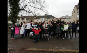 Une quarantaine de participants se sont réunis pour la première marche solidaire PMR et non-PMR organisée par la salle de sport Keep Cool de Châlons-en-Champagne. Photo (c) M. Cugnot