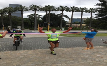 Lionel Rivoire à l'arrivée de son parcours de 2.000 kms, en Australie. Photo (c) C. Rivoire Lionel Rivoire à l'arrivée de son parcours de 2.000 kms, en Australie. Photo (c) C. Rivoire