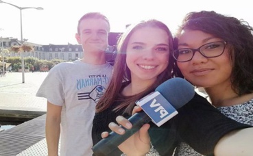 Monique Cugnot (tenant le micro) sur le terrain. Photo (c) M.Cugnot Monique Cugnot (tenant le micro) sur le terrain. Photo (c) M.Cugnot