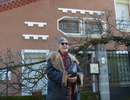 Ginette Kolinka devant la maison saint-marcellinoise où a vécu la chanteuse Barbara. Photo (c) Frédérique Gelas