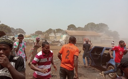 Mercredi 27 février vers 13h, les enfants victimes de Kaporo-Rails tentent en vain, par le jet de pierres, de riposter à la casse. Photo (c) Boubacar Barry