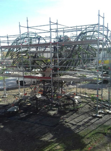 Pose de guirlandes végétales sur le phénix au jardin Biovès (c) Pascale Luissint Pose de guirlandes végétales sur le phénix au jardin Biovès (c) Pascale Luissint