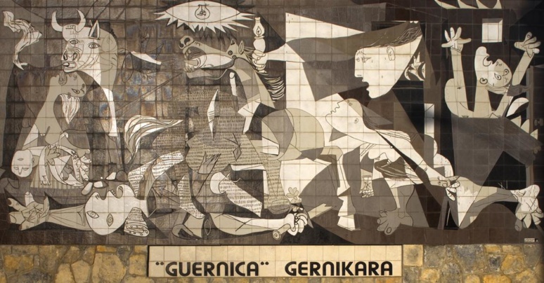 Reproduction murale (en carreaux de faïence) du tableau dans la ville de Guernica (c) musée Reina sofia wikipedia Reproduction murale (en carreaux de faïence) du tableau dans la ville de Guernica (c) musée Reina sofia wikipedia