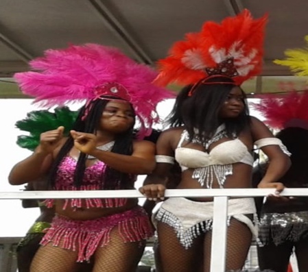 Carnavalières sur char (c) Elodie Flory Carnavalières sur char (c) Elodie Flory