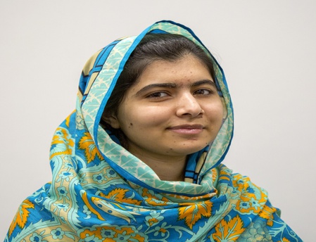 “Je ne demande pas aux hommes de cesser de parler au nom des femmes et de leurs droits, mais je souhaite que les femmes deviennent indépendantes et se battent pour elles-mêmes.” Citation de Malala extrait de son discours aux Nations Unies. Photo (c) wikimédia commons