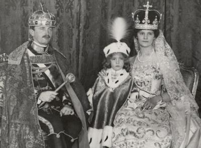 Couronnement du roi Charles IV et de la reine Zita à Budapest le 30 décembre 1916, et le jeune Otto de Habsbourg (c) Heinrich Schuhmann, Wien