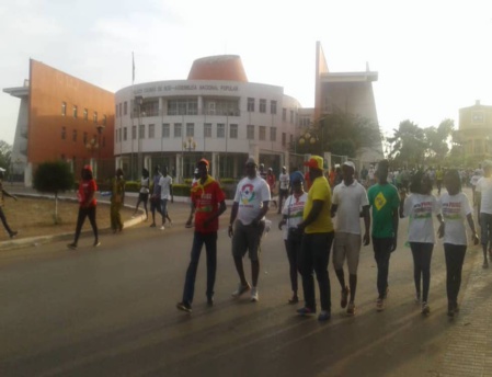 Des militants du PAIGC devant l'assemblée nationale de Guinée Bissau (c) Geremias Manga