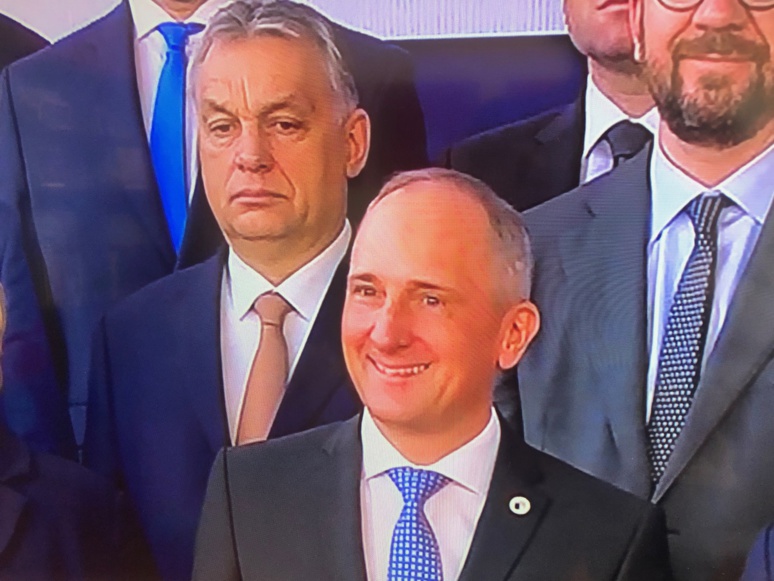 Viktor Orban peu souriant sur la photo de famille du Conseil européen (c) Ngh