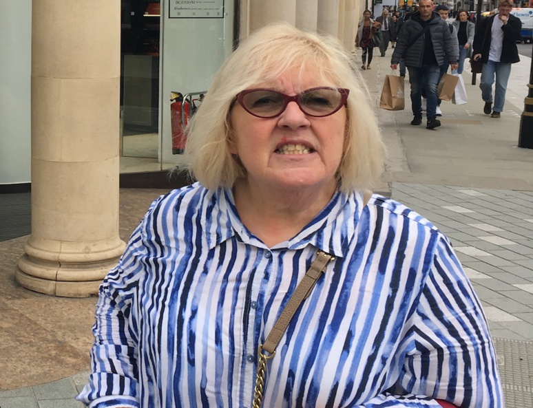 "L'Etat m'a volé £48,000 et 5 ans de ma vie." Photo (c) M.Colombier "L'Etat m'a volé £48,000 et 5 ans de ma vie." Photo (c) M.Colombier