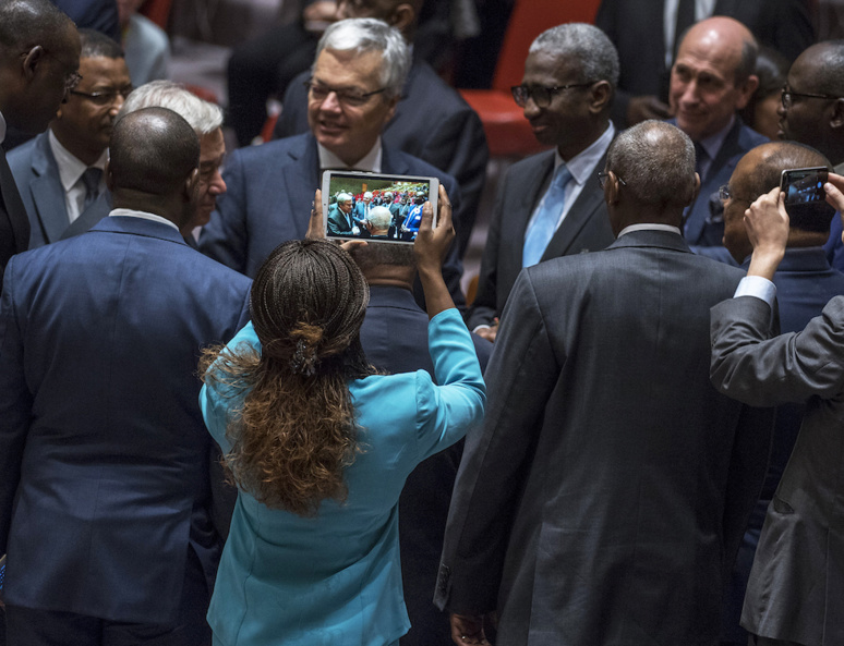 Le Secrétaire général de l’ONU, António Guterres, en compagnie de délégués à la réunion du Conseil sur la Force commune du Groupe des cinq pour le Sahel. United Nations Photo - octobre 2017
