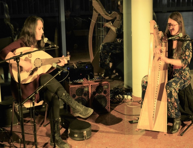 Oud (à gauche) et harpe celtique (à droite) Oud (à gauche) et harpe celtique (à droite)