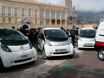 Des véhicules électriques sur la place du Palais (c) Islem Salmi