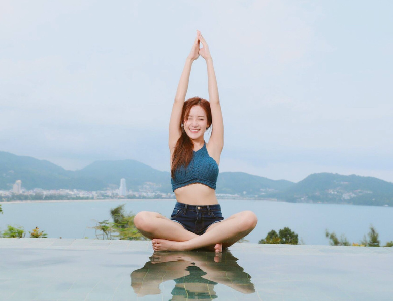 Pratique du yoga au bord de l'eau. Photo : Pixabay