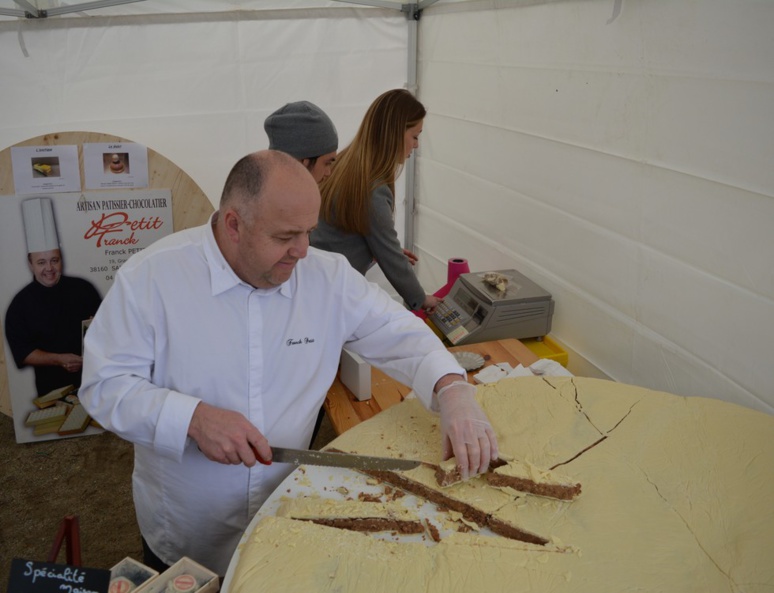 Franck Petit et son Saint-Marcellin géant en chocolat (c) Frédérique Gelas Franck Petit et son Saint-Marcellin géant en chocolat (c) Frédérique Gelas