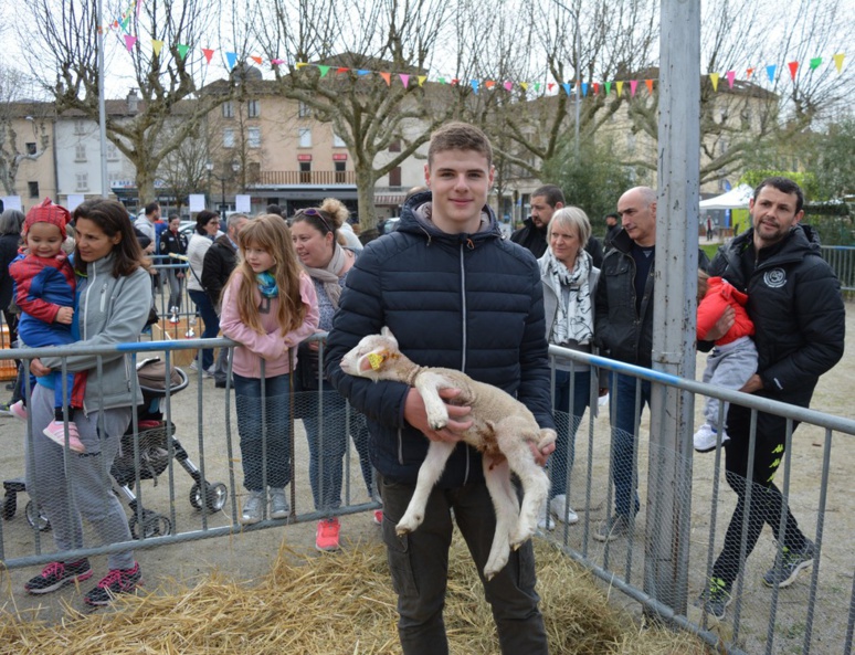 Les élèves de la MFR ont assuré l'animation de la mini ferme (c) Frédérique Gelas Les élèves de la MFR ont assuré l'animation de la mini ferme (c) Frédérique Gelas