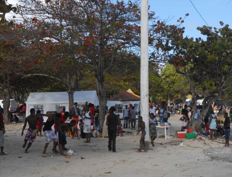 Une ambiance très festive s'installe sur la plage (c) travel2Guadeloupe.com Une ambiance très festive s'installe sur la plage (c) travel2Guadeloupe.com