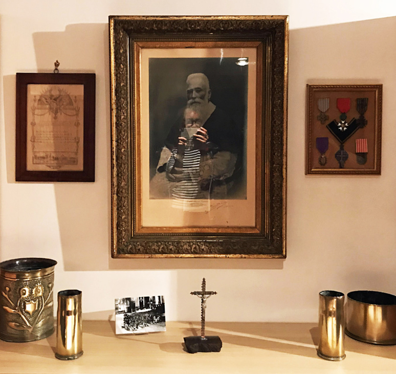 Photographies, médailles et divers objets personnels de l'abbé Auguste Lemasson à la BM de Dinan. Photo (c) Charlotte Longépé