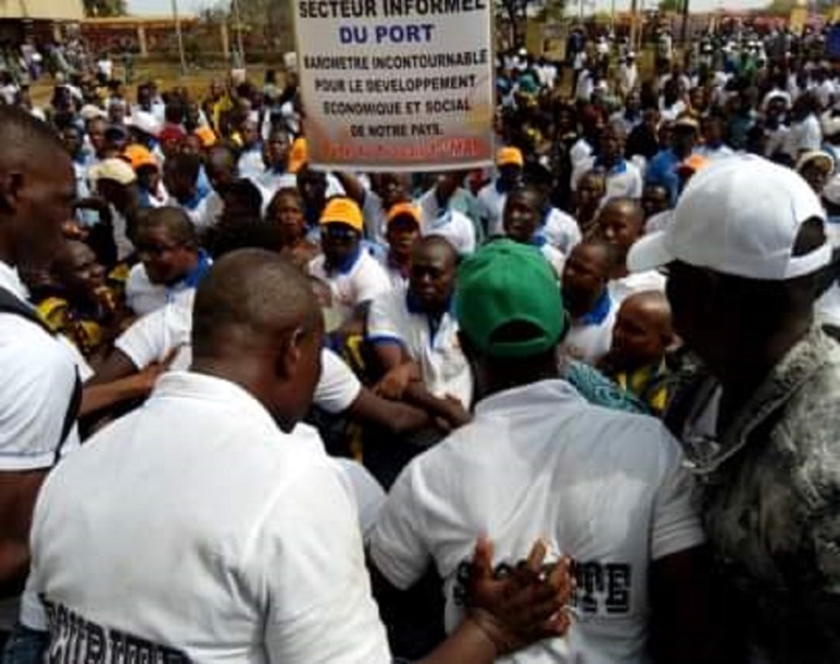 Affrontements entre centrales syndicales rivales en marge de la fête du 1er mai en Guinée. (c) MBD/ Voxmeteore