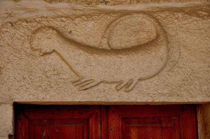 Dinosaure sur la porte d’une ancienne église ! Photo (C) Ibrahim Chalhoub