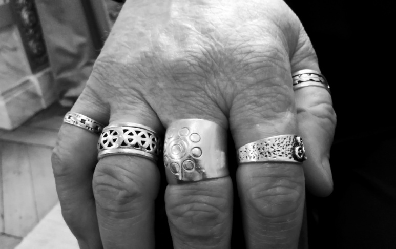 Motifs celtiques et bagues en argent. Photo (c) Isabelle Lépine Motifs celtiques et bagues en argent. Photo (c) Isabelle Lépine