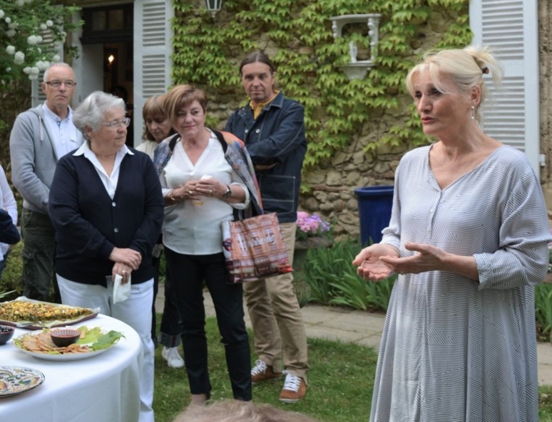 Quelques mots échangés à l'ombre des arbres (c) Frédérique Quelques mots échangés à l'ombre des arbres (c) Frédérique