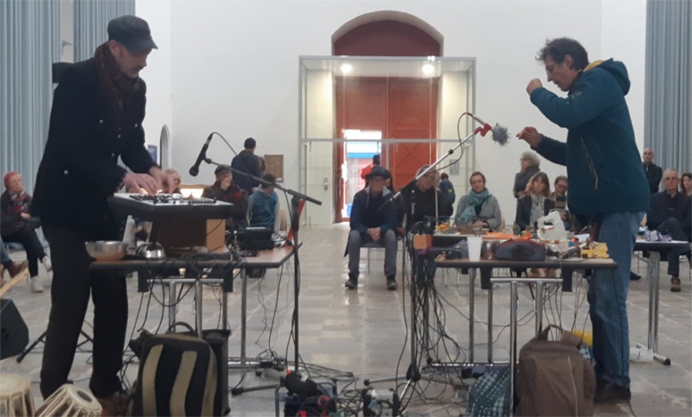 "Jean-Bernard (à gauche), de son côté, crée des sonorités à l'aide d'objet du quotidien ; tandis que Frédéric (à droite), les crée à l'aide d'objets récupérés et transformés en instrument." (c) Ophélie Duriez "Jean-Bernard (à gauche), de son côté, crée des sonorités à l'aide d'objet du quotidien ; tandis que Frédéric (à droite), les crée à l'aide d'objets récupérés et transformés en instrument." (c) Ophélie Duriez