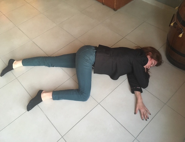 Une personne inconsciente respirant normalement doit être mise en PLS. Photo (c) Anne-Sophie Leroy Une personne inconsciente respirant normalement doit être mise en PLS. Photo (c) Anne-Sophie Leroy