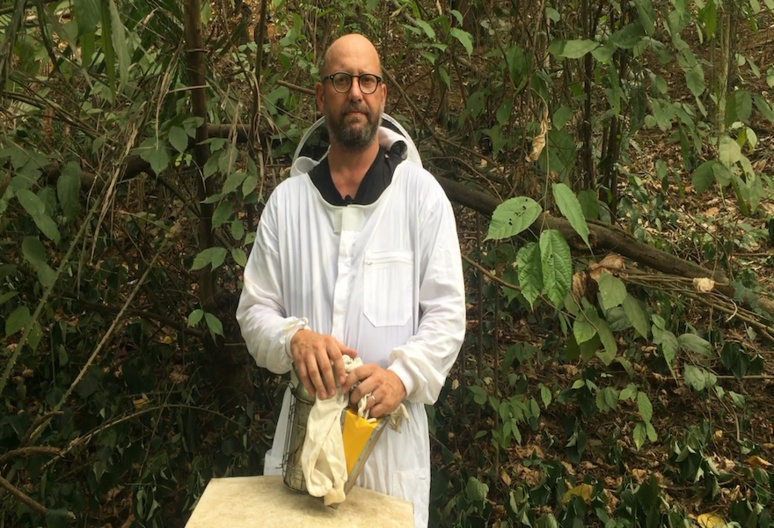 Sébastien Gavini, apiculteur (c) Laurence Marianne-Melgard Sébastien Gavini, apiculteur (c) Laurence Marianne-Melgard