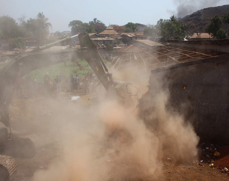 Démolition des maisons au bord d'une décharge à Conakry. (c) Boubacar Barry