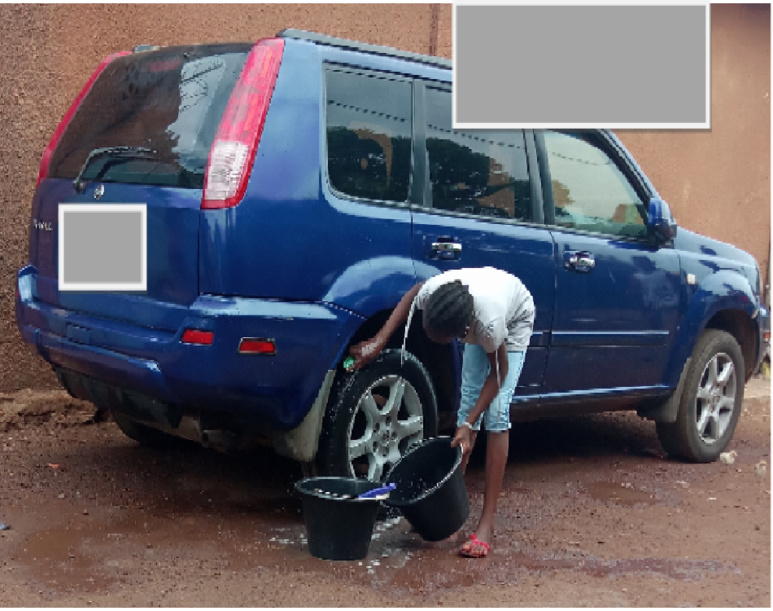Elle lave la voiture de sa famille adoptive. (c) Boubacar Barry