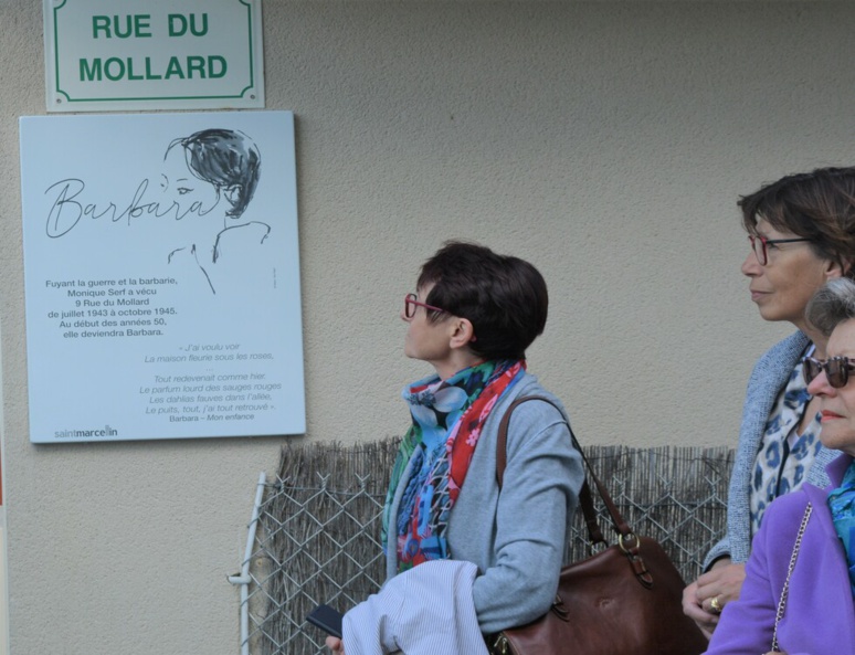 Dévoilement de la plaque en hommage à Barbara (c) Frédérique Gelas Dévoilement de la plaque en hommage à Barbara (c) Frédérique Gelas