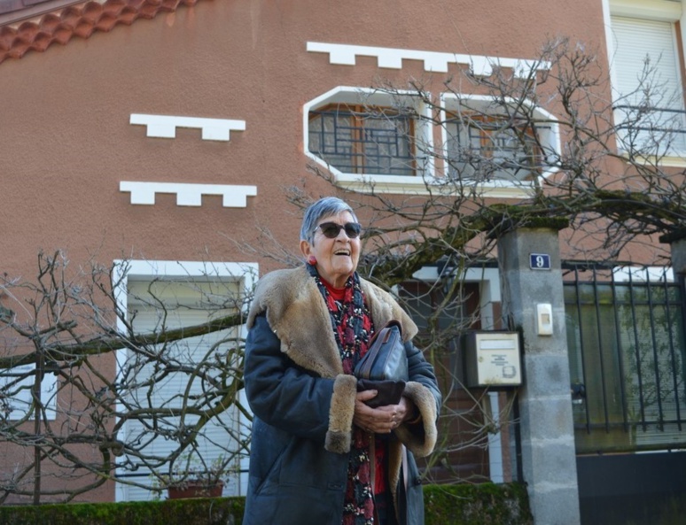 Ginette Kolinka s'est rendue devant l'ancienne maison de Barbara en février 2019 (c) Frédérique Gelas