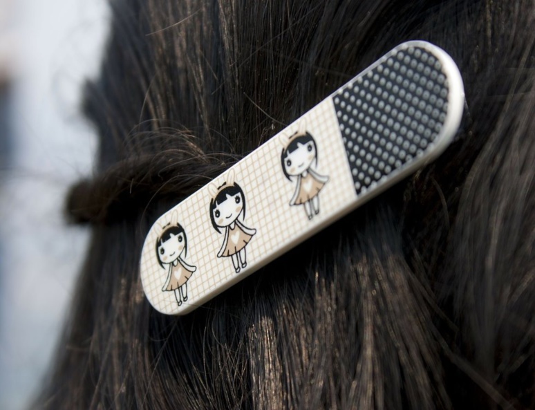 La barrette à cheveux, un accessoire classique qui fait fureur en 2019 en France image libre de droit (c) Suman Maharjan La barrette à cheveux, un accessoire classique qui fait fureur en 2019 en France image libre de droit (c) Suman Maharjan