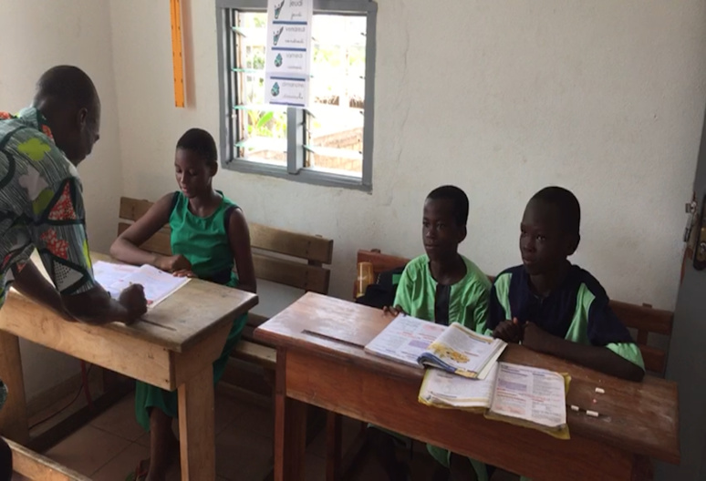 Francesca, Christ et Ange en classe avec leur professeur (c) Laurence Marianne-Melgard Francesca, Christ et Ange en classe avec leur professeur (c) Laurence Marianne-Melgard
