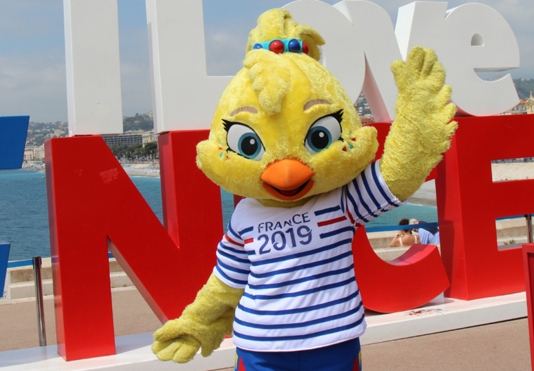 "Ettie", mascotte à plumes... et fille de Footix ! Photo (c) Serge Gloumeaud "Ettie", mascotte à plumes... et fille de Footix ! Photo (c) Serge Gloumeaud