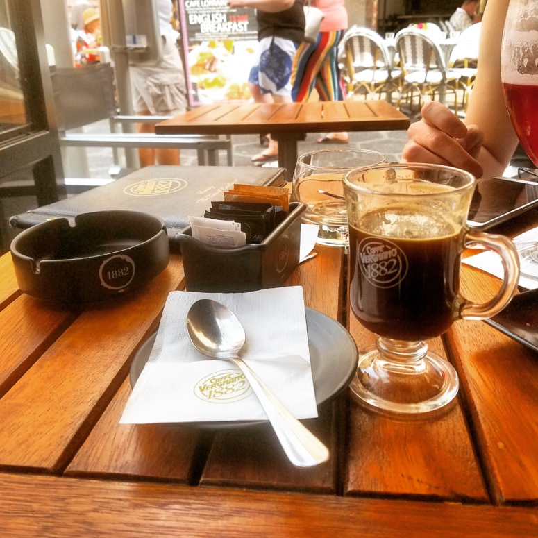 Un café en terrasse (c) Sarah Barreiros. Un café en terrasse (c) Sarah Barreiros.