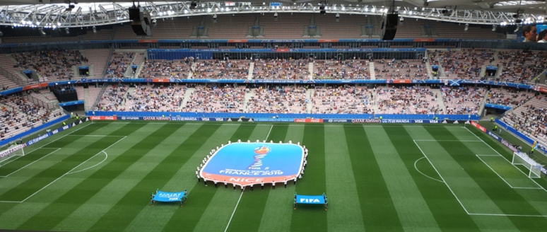 Cérémonial d'avant-match devant des tribunes dégarnies. Photo (c) Serge Gloumeaud Cérémonial d'avant-match devant des tribunes dégarnies. Photo (c) Serge Gloumeaud