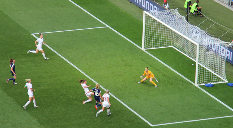 Sur cette action, l'Écossaise Claire Emslie marquera mais c'est l'Angleterre qui l'emportera. Photo (c) Serge Gloumeaud Sur cette action, l'Écossaise Claire Emslie marquera mais c'est l'Angleterre qui l'emportera. Photo (c) Serge Gloumeaud