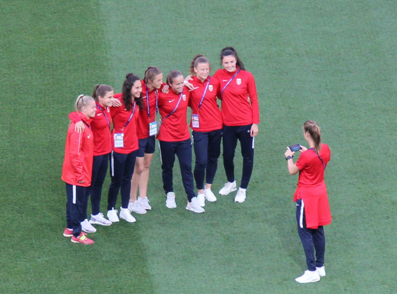 Les Norvégiennes en toute décontraction lors de la reconnaissance du stade de Nice, le 11 juin 2019. Photo (c) Serge Gloumeaud
