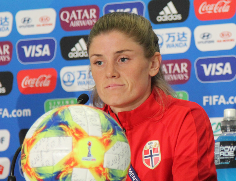Maren Mjelde, la capitaine norvégienne. Avec ses 130 sélections, elle est la plus expérimentée de son équipe. Photo (c) Serge Gloumeaud