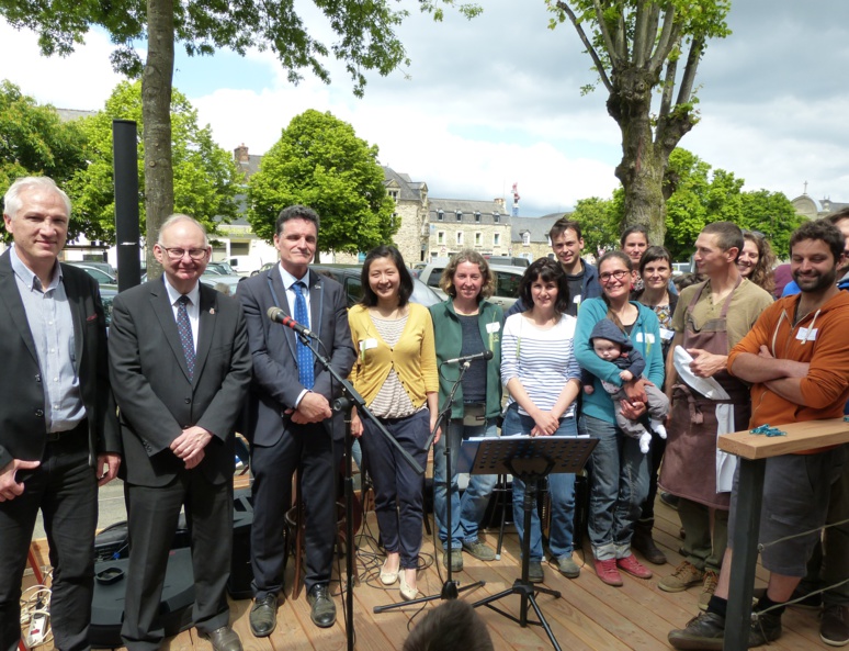 L’équipe de l’Escale Paysanne accompagnée des élus locaux. Photo (c) Arnaud Gicquello. L’équipe de l’Escale Paysanne accompagnée des élus locaux. Photo (c) Arnaud Gicquello.