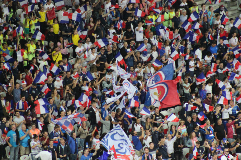 Le public fête l'ouverture du score par Valérie Gauvin. Photo (c) Serge Gloumeaud Le public fête l'ouverture du score par Valérie Gauvin. Photo (c) Serge Gloumeaud