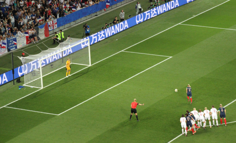 Par ce penalty, Eugénie Le Sommer donne la victoire aux Bleues. Photo (c) Serge Gloumeaud Par ce penalty, Eugénie Le Sommer donne la victoire aux Bleues. Photo (c) Serge Gloumeaud