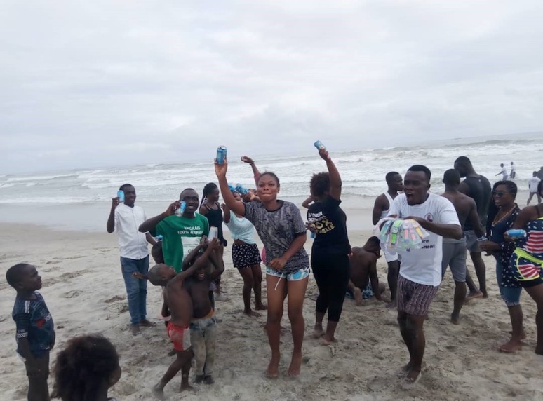 Les participants à l'opération "Green Beach" enthousiastes d'assainir la plage d'Assinie (c) Junior Aka