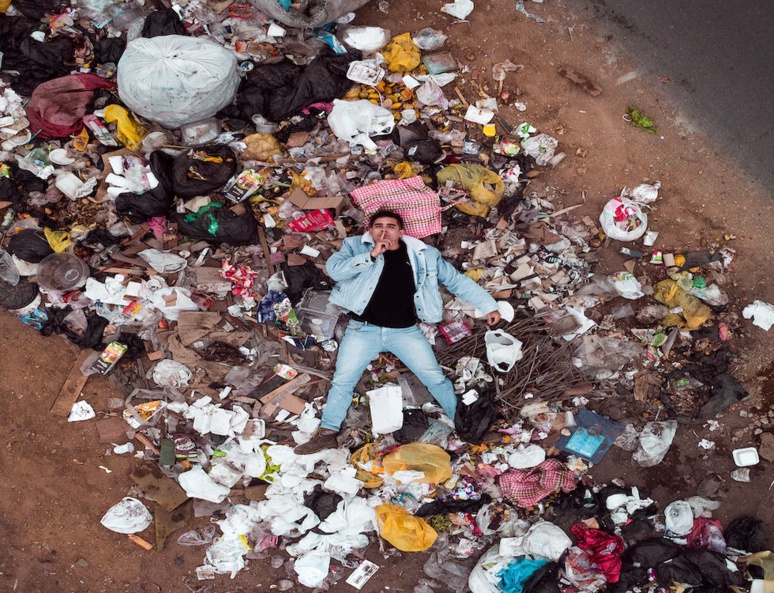 Chaque homme avale 250 grammes de plastique par an. Crédit photo: Jordan Beltran @Unsplash