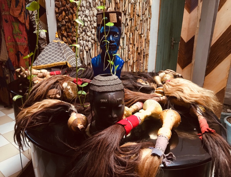 Collection de chasse-mouches de l'ethnie N'Zima (c) Laurence Marianne-Melgard Collection de chasse-mouches de l'ethnie N'Zima (c) Laurence Marianne-Melgard