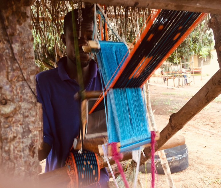Un tisserand sur la route de Bouaké en Côte d'Ivoire(c) Laurence Marianne-Melgard Un tisserand sur la route de Bouaké en Côte d'Ivoire(c) Laurence Marianne-Melgard