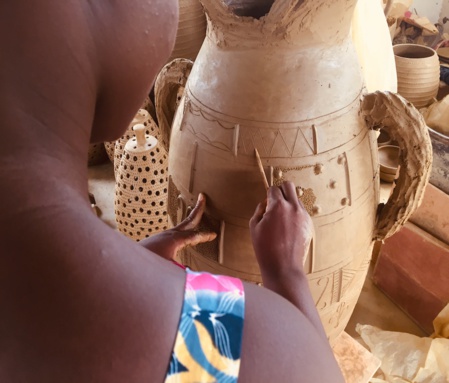 Edwige, potière au village de Tanou Sakassou, décore une création (c) Laurence Marianne-Melgard Edwige, potière au village de Tanou Sakassou, décore une création (c) Laurence Marianne-Melgard