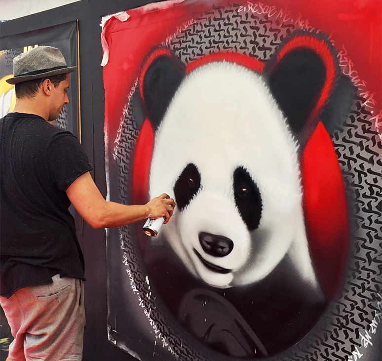 Anthony Alberti alias Mr One Teas (Monaco) met les dernières touches à son panda. Photo (c) Charlotte Longépé. Anthony Alberti alias Mr One Teas (Monaco) met les dernières touches à son panda. Photo (c) Charlotte Longépé.