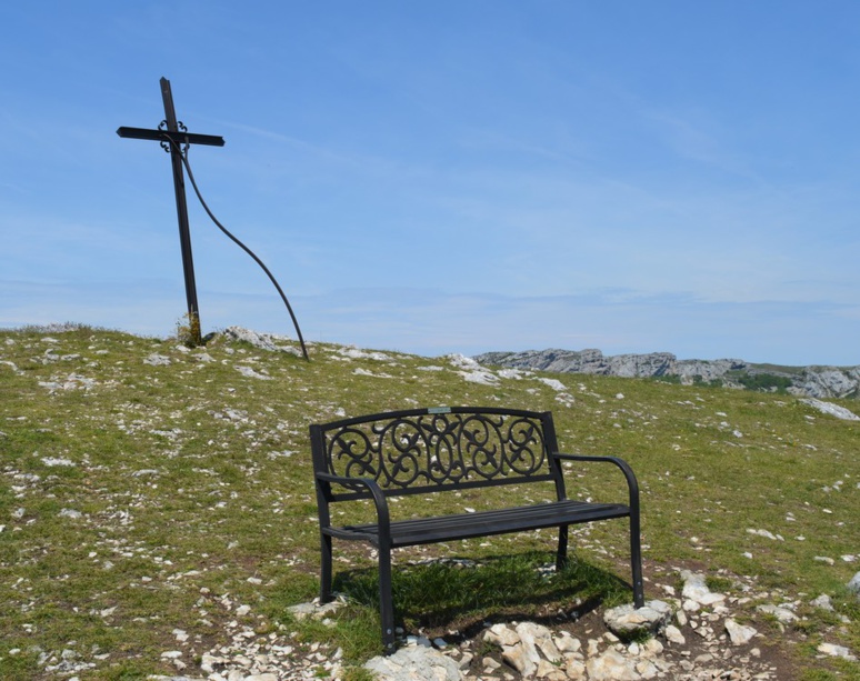 banc de fer de la Croix d'Ambel (c) Frédérique Gelas banc de fer de la Croix d'Ambel (c) Frédérique Gelas